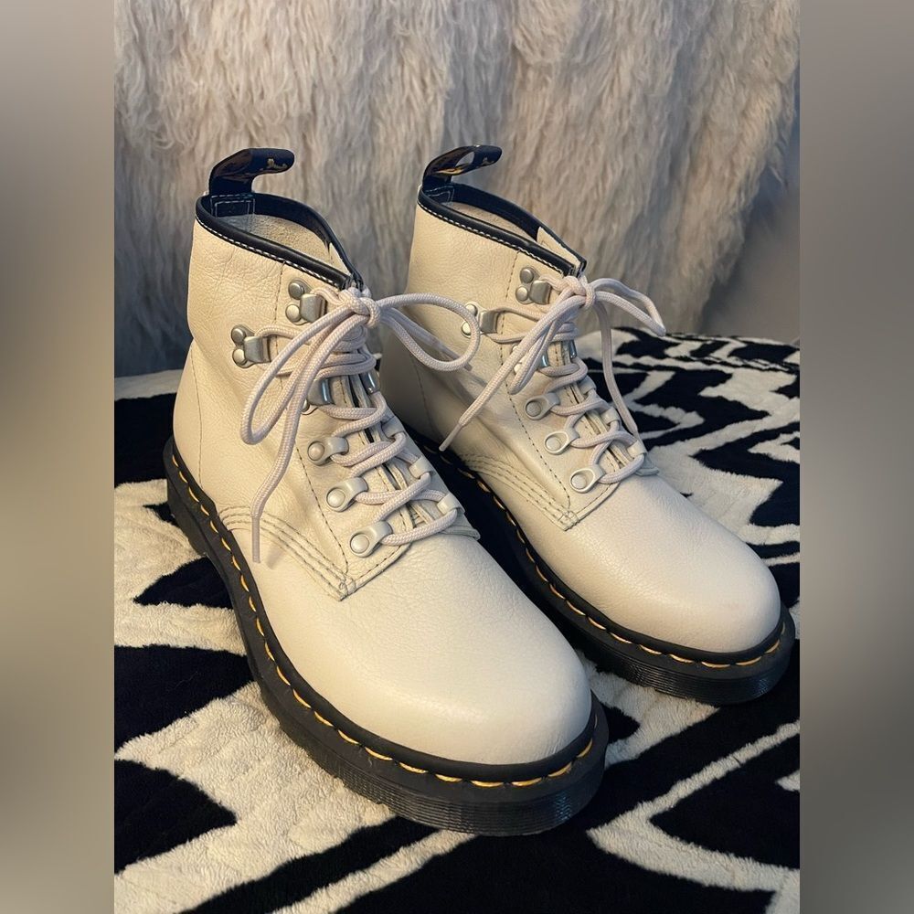 Dr Martens 101 Virginia Ivory Boots Size 8. New no box